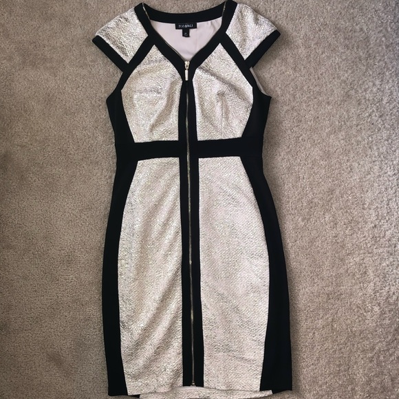 Roz & Ali Dresses & Skirts - Black and gold dress